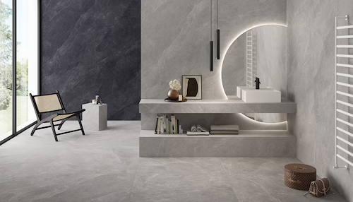 Ergon Cornerstone – płytki gresowe imitujące łupek na ścianie i kamienną posadzkę w eleganckim wnętrzu łazienkowym